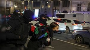 Policías rusos detienen a una mujer en San Petersburgo. - Foto: Reuters