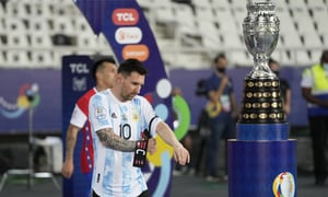 Lionel Messi, de la selección de Argentina, ingresa en la cancha antes de un partido de la Copa América frente a Chile, el lunes 14 de junio de 2021, en Río de Janeiro (AP Foto/Ricardo Mazalan)