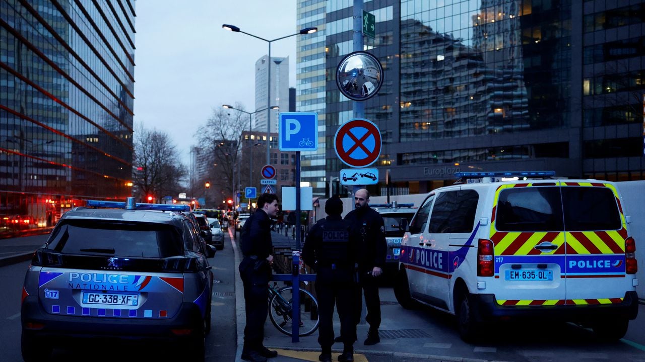 Las fuerzas policiales aseguran el área después de un problema de seguridad en un centro comercial en el distrito de negocios de La Defense cerca de París, Francia, el 18 de febrero de 2023.