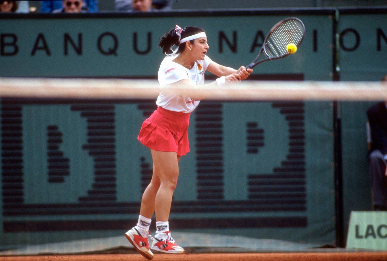 Arantxa Sánchez Vicario, de España, devuelve un golpe durante el Abierto de Francia femenino de 1994 en el estadio Roland Garros de París, Francia.