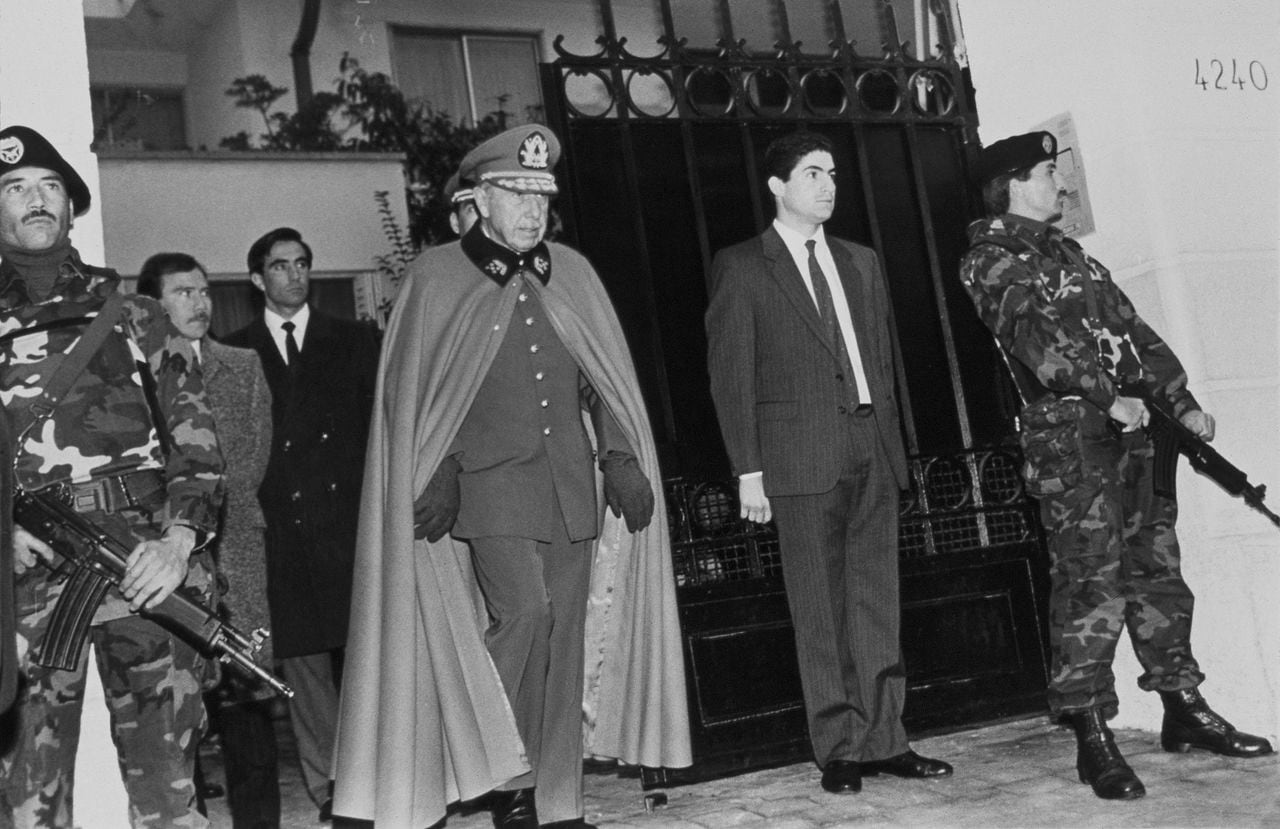 Un 39 % de chilenos piensa que Pinochet (1973-1990) modernizó el país y un 20 % lo ve como el mejor gobernante del siglo XX, según el sondeo “Chile bajo la sombra de Pinochet”, de mayo, de la organización Mori, que preguntó a 1.000 jóvenes, adultos y mayores. La de Mori es una de las encuestas independientes y respetadas en Chile.