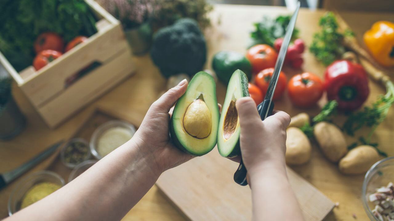 El aguacate es un alimento que es rico en potasio y grasas saludables.