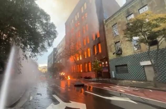 En las imágenes que fueron captadas por el Servicio de Incendios y Rescate del estado de Nueva Gales del Sur se ve cómo cae una de las paredes de la edificación, así como varios vehículos quemados.