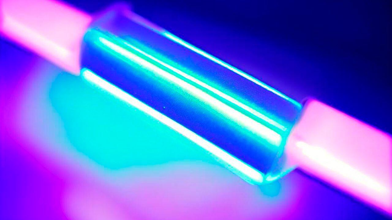 La luz emitida por una lámpara UV puede ayudar a detectar billetes falsos.