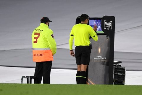 BUENOS AIRES, ARGENTINA - AUGUST 11: Referee Jesús Valenzuela Sáez reviews a play on the VAR for a possible red card for Ignacio Fernández of Atletico MG (not in frame) during a quarter final first leg match between River Plate and Atletico Mineiro as part of Copa CONMEBOL Libertadores 2021 at Estadio Monumental Antonio Vespucio Liberti on August 11, 2021 in Buenos Aires, Argentina. (Photo by Juan Mabromata-Pool/Getty Images)
