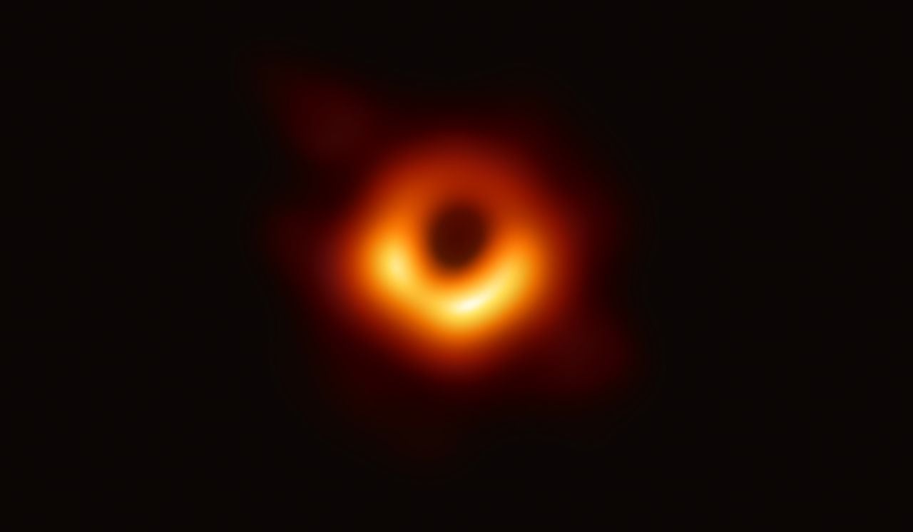 En esta fotografía proporcionada por la National Science Foundation, el Event Horizon Telescope captura un agujero negro en el centro de la galaxia M87, delineado por la emisión de gas