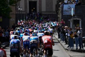 Los ciclistas del pelotón ruedan durante una de las etapas del Giro de Italia 2022 - Foto AP