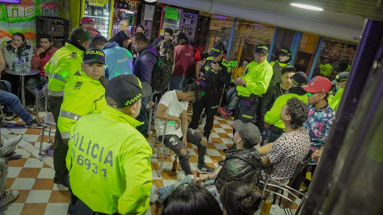Operativos del Comando Nocturno en Bogotá dejaron 39 capturas y 211 botellas de licor adulterado decomisadas