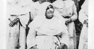 La madre Laura (sentada) con las hermanas Santos Ángeles, Santo Rosario y Asunción en1920. Esta foto hace parte del archivo fotográfico de las Misioneras de María Inmaculada y Santa Catalina de Sena.