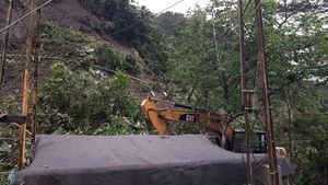 Continúan las labores de rescate en la zona del derrumbe en La Cabaña en la vía Risaralda.