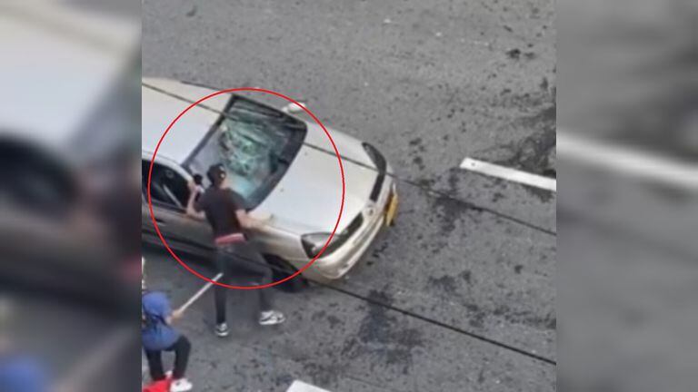 Segél el video, el conductor de un vehículo Renault Clío de color gris se negó a darle dinero a un limpiavidrios