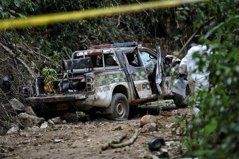 Levantamiento cuerpos y pruebas fiscalía atentado policías Huila
