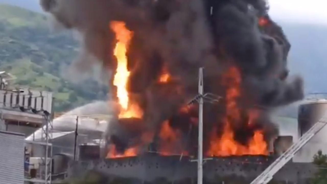 Atención: se registra un fuerte Incendio en una fábrica de pinturas en Girardota, Antioquia
