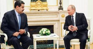 Los mandatarios de Venezuela, Nicolás Maduro, y de Rusia, Vladímir Putin, son aliados estratégicos. Putin suple las necesidades armamentísticas del país vecino, y este se convierte en el principal enclave ruso en la región.