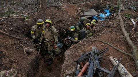 Los militares ucranianos observan después de una pelea, mientras continúa el ataque de Rusia contra Ucrania, cerca de la ciudad de Bajmut.