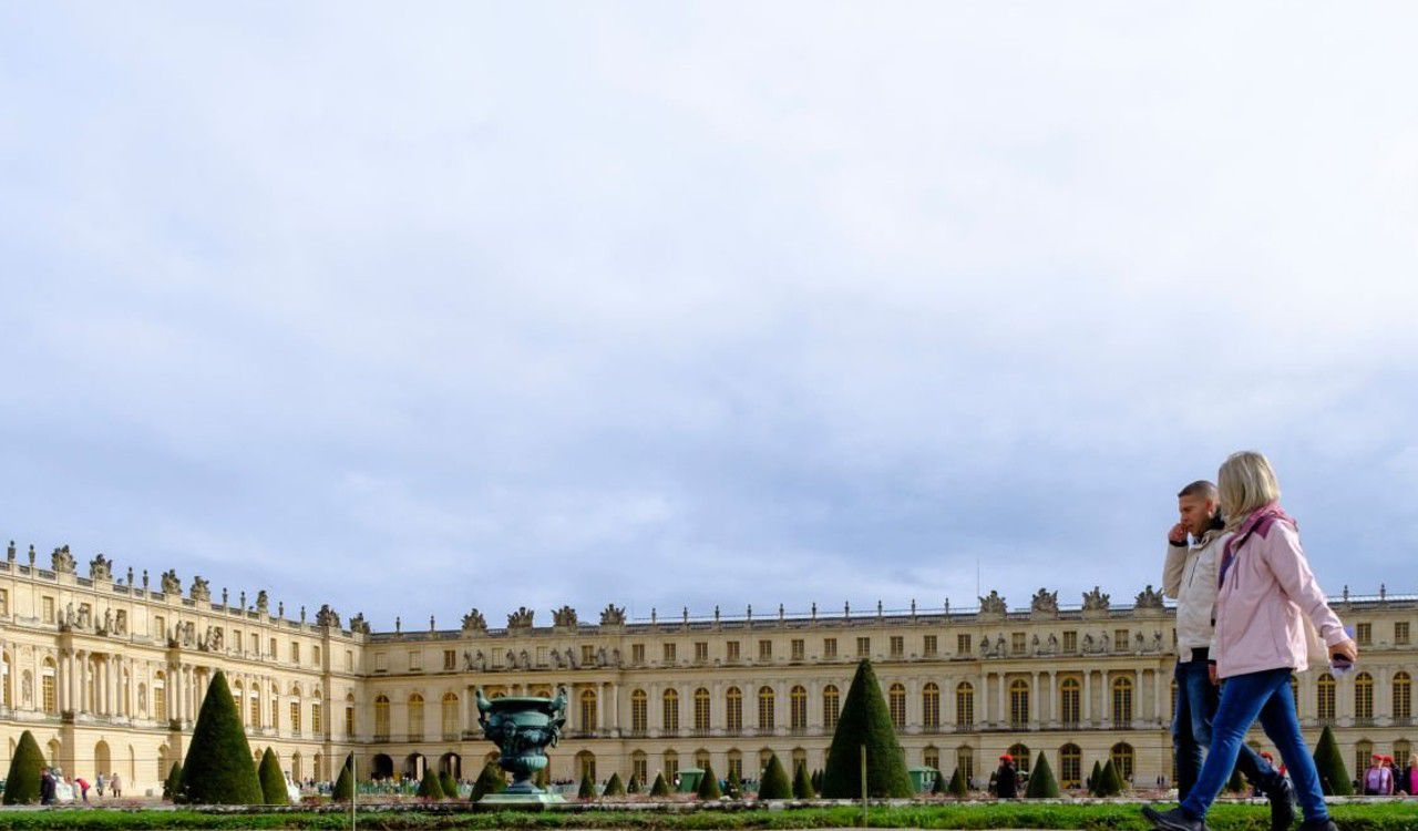 Varios turistas visitan diariamente el Palacio de Versalles