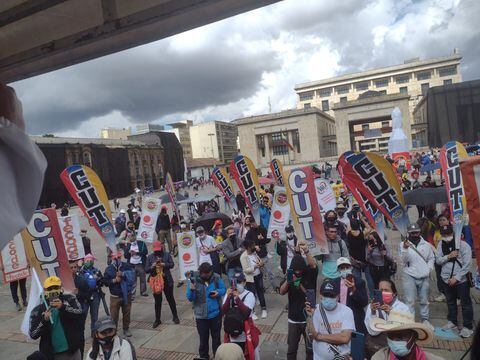 Manifestantes se empiezan a reunir en la Plaza de Bolívar, en Bogotá