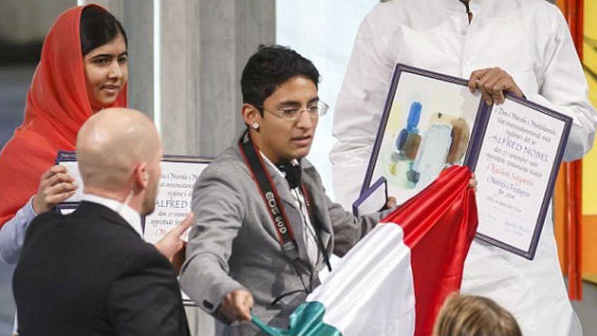 "Por favor, Malala, no te olvides de México", le pidió Adán Cortés a la ganadora del Nobel.