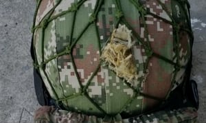 Casco que salvó de morir a un soldado profesional en Saravena, Arauca