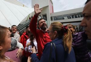 Candidato a la Alcaldía de Bogotá Carlos Fernando Galán  ejerce su derecho al voto