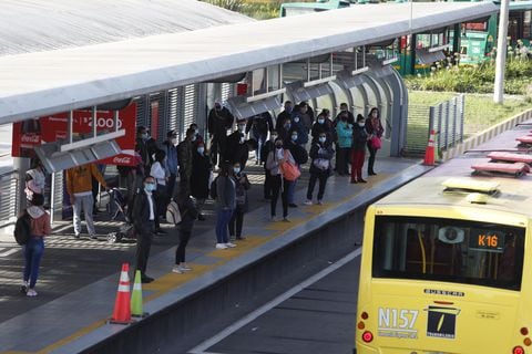Bogotá en día de cuarentena estricta abril 16 de 2021 estaciones de transmilenio