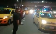 Taxistas bloquean la avenida Boyacá horas antes de iniciar el paro que habían anunciado
