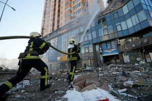 Los bomberos apagan el fuego en un edificio de apartamentos dañado por los recientes bombardeos en Kiev, Ucrania, el 26 de febrero de 2022. Foto REUTERS/Gleb Garanich