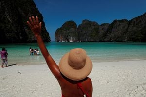 Turistas visitan Maya Bay mientras Tailandia reabre su playa de fama mundial después de cerrarla durante más de tres años para permitir que su ecosistema se recupere del impacto del sobreturismo, en la provincia de Krabi, Tailandia. Foto REUTERS / Jorge Silva