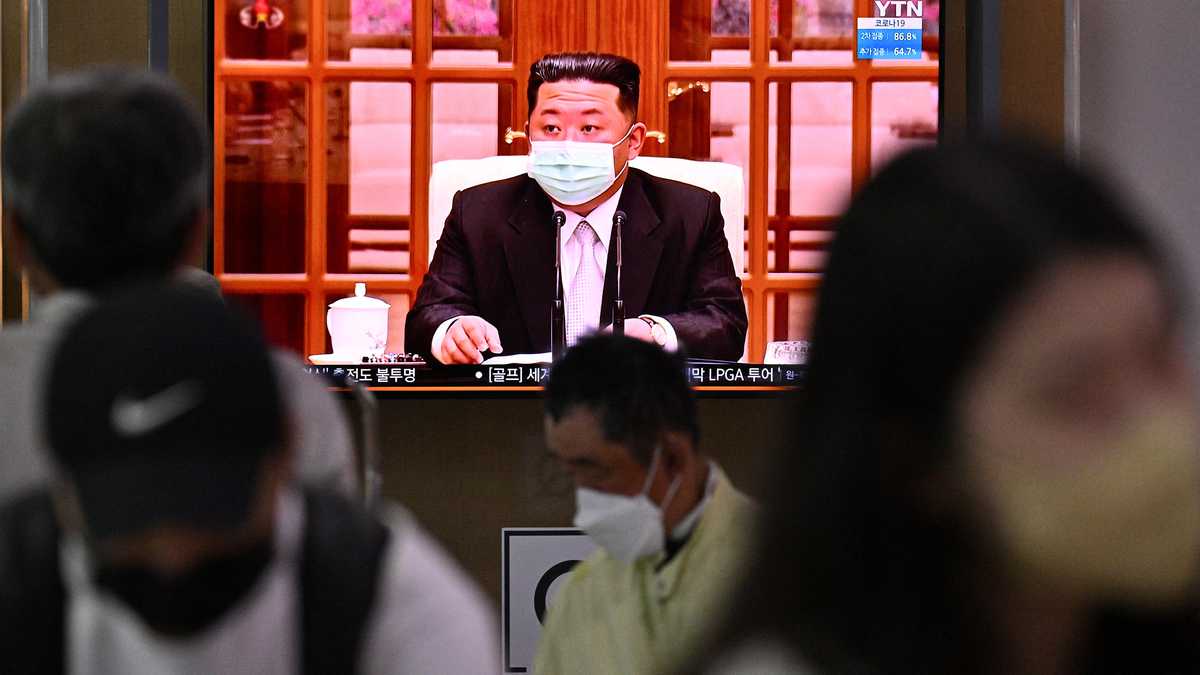 Kim Jong Un, públicamente por primera vez con mascarilla  (Photo by Anthony WALLACE / AFP)