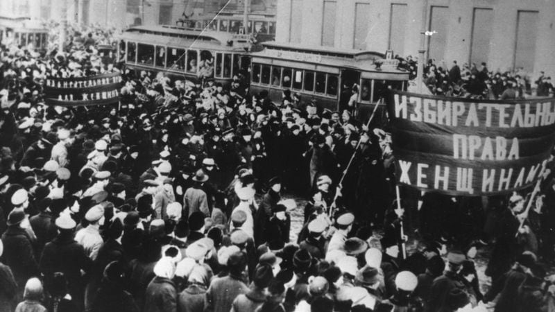 En 1917 en Rusia, miles de mujeres se lanzaron a las calles contra la guerra, una protesta que desembocó en la revolución y marcó la fecha del Día Internacional de la Mujer.