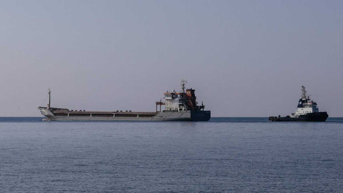 Los barcos están cargados con más de 57.000 toneladas de maíz.