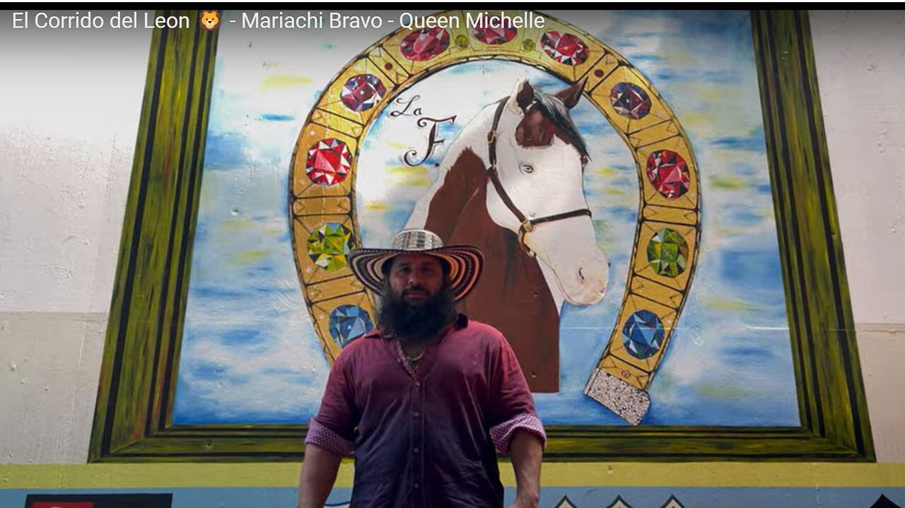 "Es el jefe y patrón, señores, es Adolfo Macías Villamar", dice el narcocorrido, que también incluye a su hija Queen Michelle y cuyo video fue grabado en un espacio que se asemeja a un bar y en un área campestre entre caballos finos.