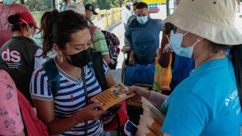 El Proyecto Migración Venezuela, en alianza con Dejusticia, llevó hasta la frontera de Norte de Santander, Arauca y La Guajira la cartilla para que las personas migrantes y refugiadas puedan acceder a sus derechos en Colombia.