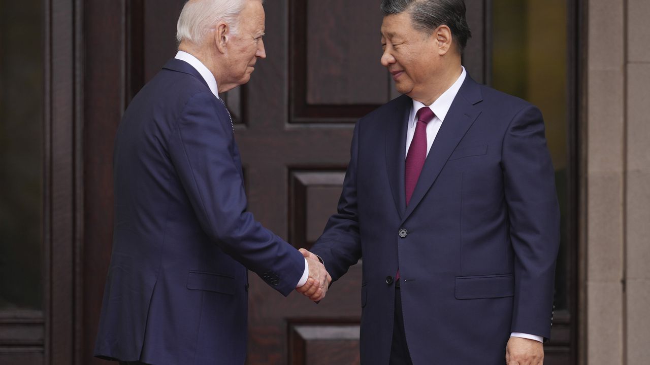 El presidente Joe Biden saluda al presidente de China, Xi Jinping, en Filoli Estate en Woodside, California, el miércoles 15 de noviembre de 2023