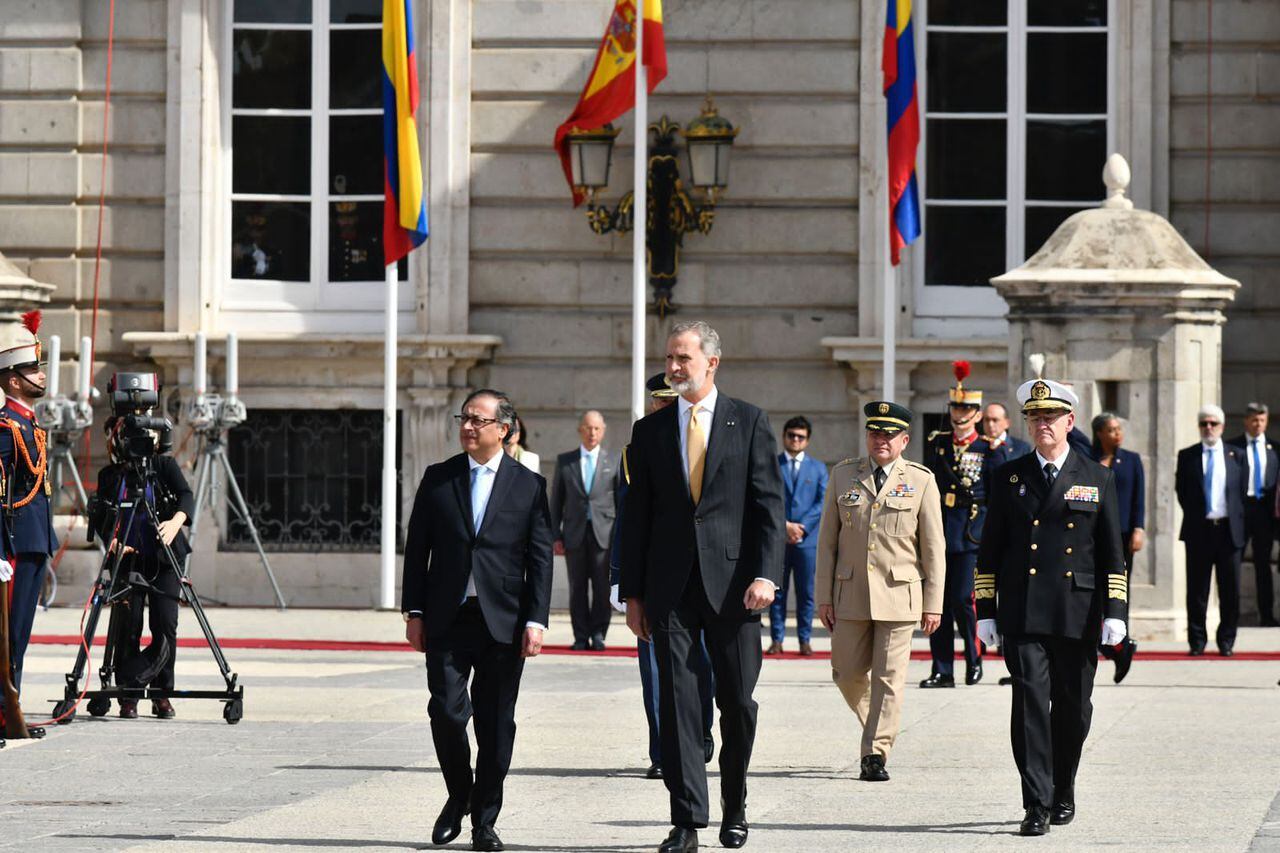 El presidente Gustavo Petro y el rey Felipe VI, recorriendo el Palacio Real de Madrid.
