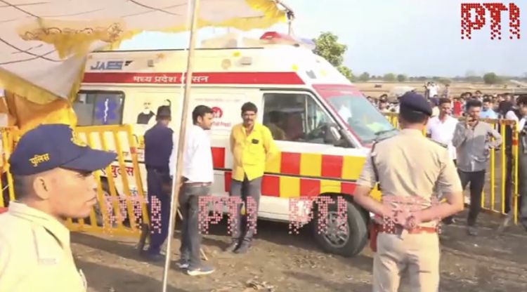 La agencia oficial informó que “la ambulancia con la niña rescatada sale hacia el hospital desde el lugar del pozo”, tras publicar un video.