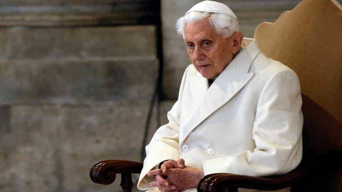 Benedicto XVI fue el primer papa en renunciar en casi 600 años. Alegó para ello motivos de salud y desde entonces ha llevado una vida monacal en un pequeño monasterio del Vaticano.