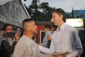 El alcalde Daniel Quintero entrega volantes en el barrio El Poblado de Medellín.