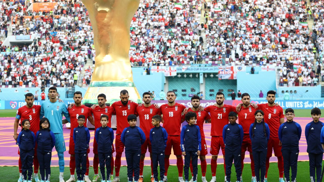 Fútbol Fútbol - Copa Mundial de la FIFA Qatar 2022 - Grupo B - Inglaterra contra Irán - Estadio Internacional Khalifa, Doha, Qatar - 21 de noviembre de 2022 los jugadores de Irán se alinean antes del partido REUTERS/Hannah Mckay