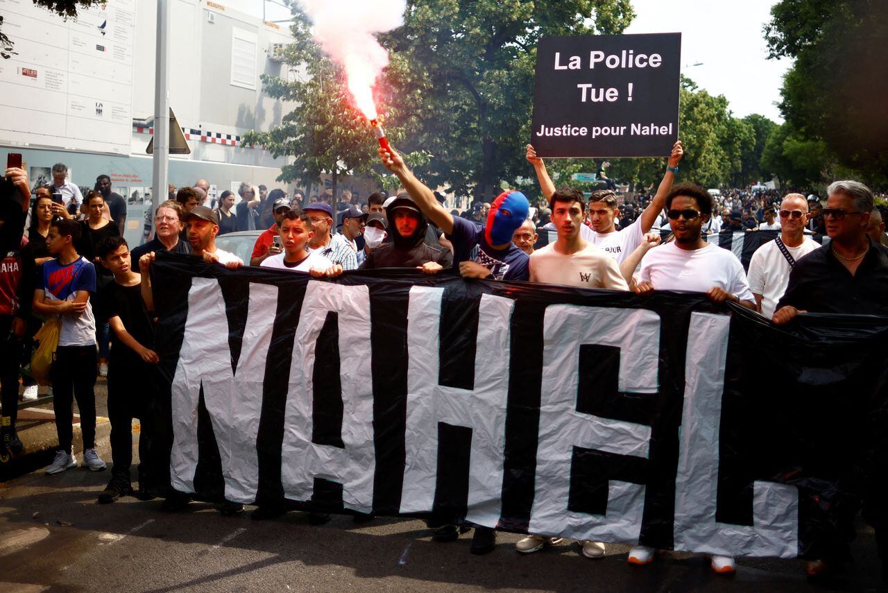 La gente asiste a una marcha en homenaje a Nahel, una adolescente de 17 años asesinada por un oficial de policía francés durante una parada de tráfico, en Nanterre, suburbio de París, Francia, el 29 de junio de 2023.