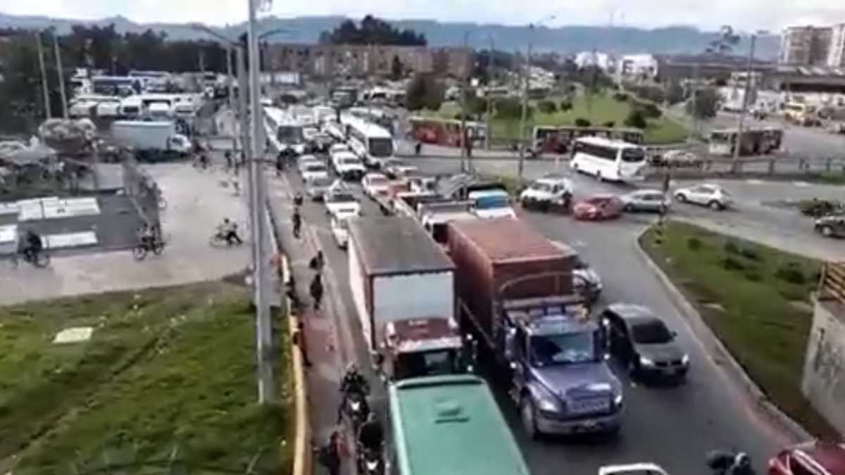 El incidente se presentó en el kilómetro 3+800 vía Bogotá - La Vega donde un camión se volcó en el sentido oriente occidente,