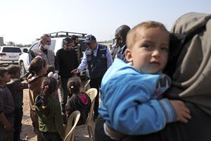 El jefe de la Organización Mundial de la Salud, Tedros Adhanom Ghebreyesus (centro), visita un refugio para personas desplazadas por el desastre en Kafr Lusin, cerca de la frontera turca, el 1 de marzo de 2023, durante su primera visita a las áreas controladas por los rebeldes en la Siria devastada por la guerra. - Ghebreyesus instó a la comunidad internacional a ayudar al noroeste de Siria afectado por el terremoto. La ONU ha lanzado un llamamiento de 397 millones de dólares para ayudar a las víctimas del terremoto en Siria, pero advirtió que "no estamos recibiendo tanto como lo que se necesita para esta emergencia". (Foto de OMAR HAJ KADOUR / AFP)