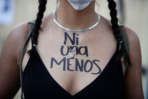 Una mujer con las palabras "Ni una menos" escritas en su pecho, se une a una marcha para conmemorar el Día Internacional de la Mujer y protesta contra la violencia de género, en la Ciudad de México, el lunes 8 de marzo de 2021. Foto: AP / Rebecca Blackwell.