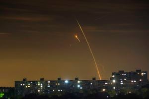 Cohetes rusos lanzados contra Ucrania desde la región rusa de Belgorod se ven al amanecer en Kharkiv, Ucrania, la madrugada del domingo 14 de mayo de 2023.
