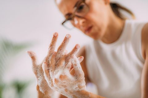 Una de las recomendaciones en cuanto al lavado de manos efectivo es frotarse las manos hasta obtener espuma, teniendo la precaución de que la espuma cubra toda la superficie de las manos, incluido el dorso, los espacios localizados entre los dedos y debajo de las uñas.