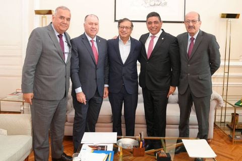 Presidente Gustavo Petro con los presidentes de las altas cortes