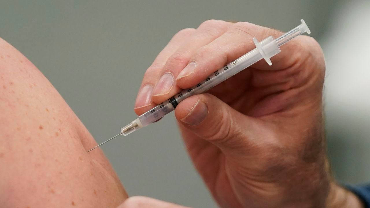El DANE revela en cifras cuánto aumentó la intención de vacunarse contra la covid-19 en Colombia