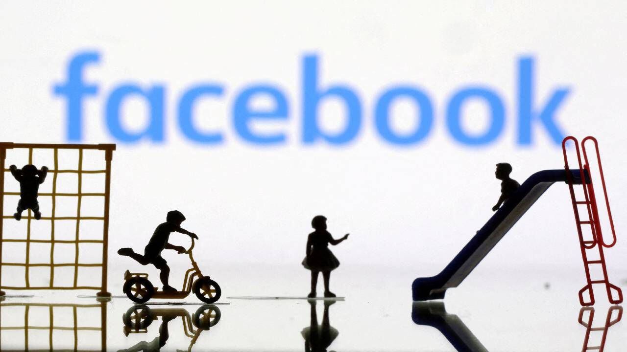 La ilustración muestra el logotipo de Facebook.