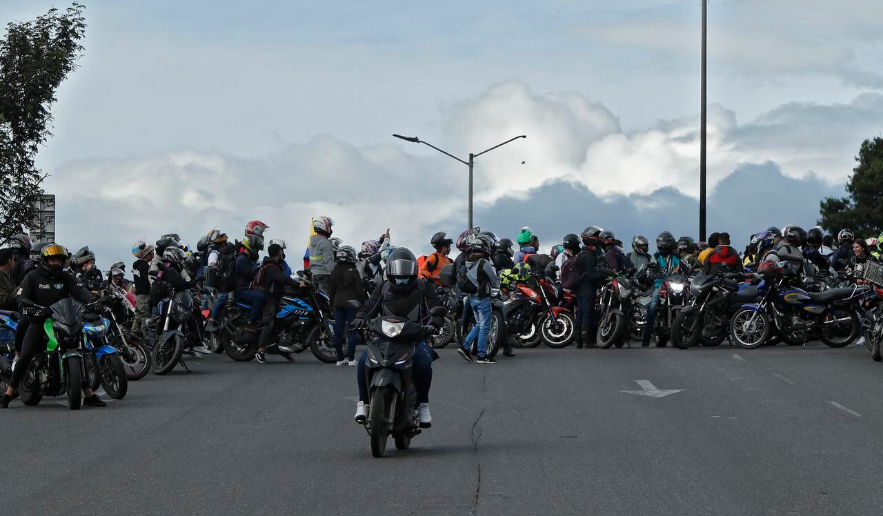 Manifestación motociclistas en contra de la prohibición del parrillero en moto en el Estadio El Campin
Bogota abril 6 del 2022
Foto Guillermo Torres Reina / Semana