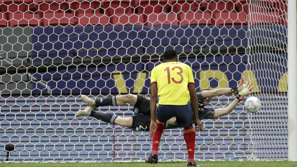 Emiliano Martínez y Yerry Mina en las semifinales de la Copa América. Foto: AP/Eraldo Peres